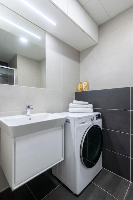 Appartement Tiny Flat, 1gb Wifi, Smart Tv, Air Condition Prague
